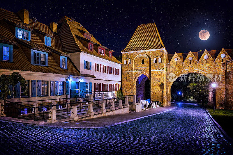 波兰托伦古城夜晚的中世纪城墙