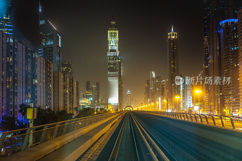 阿拉伯联合酋长国迪拜:从无人驾驶地铁上俯瞰迪拜市中心和谢赫扎耶德路的夜景
