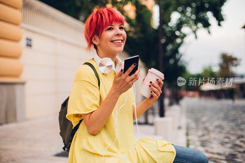 都市女孩微笑着拿着咖啡