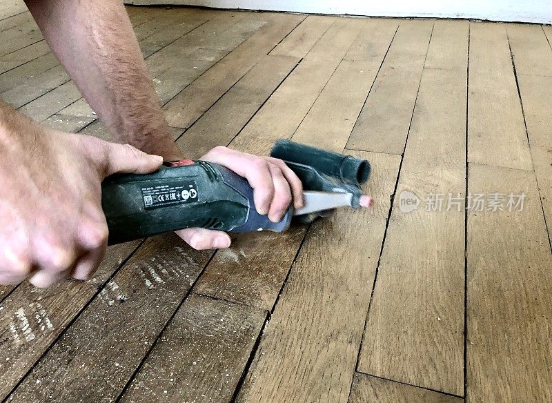 在家工作:打磨拼花地板