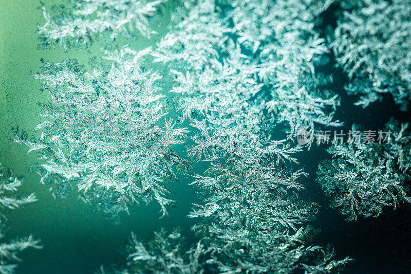 抽象的冰和雪花在玻璃表面的宏观图案