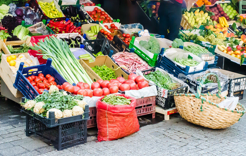 土耳其伊斯坦布尔街头的蔬菜和水果摊。有机食品的概念。