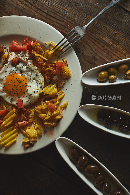 上图为土豆，鸡蛋，番茄早餐