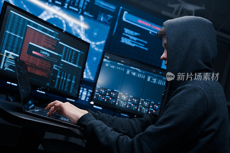 一名女性黑客在电脑屏幕上写代码。