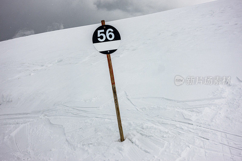 黑色的滑雪场