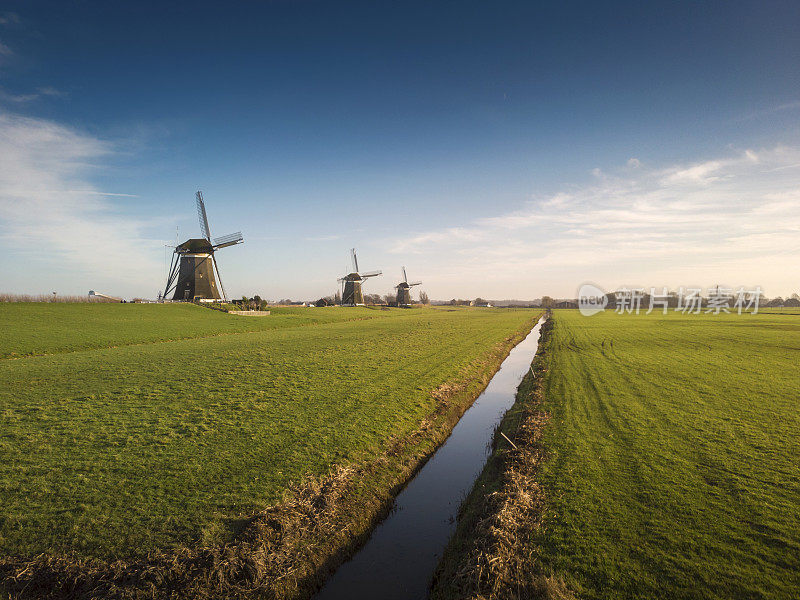 莱岑丹日出后，荷兰风车连成一排的鸟瞰图