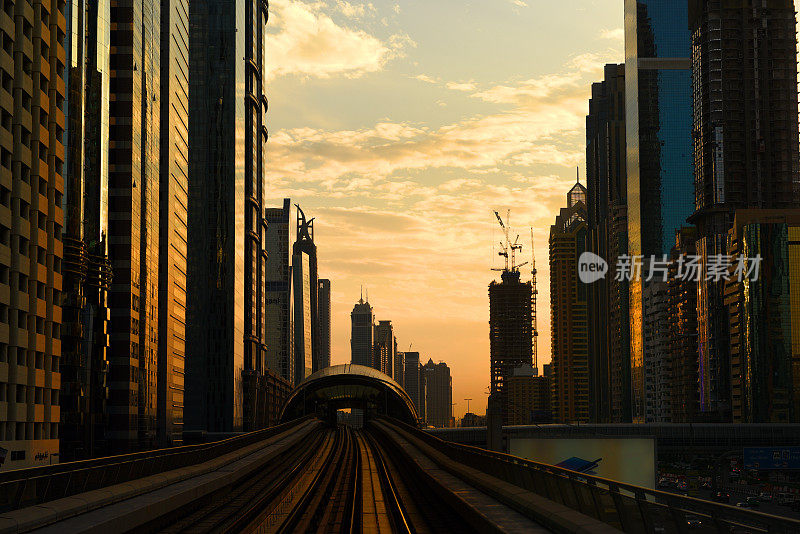 迪拜地铁。从地铁上看城市。