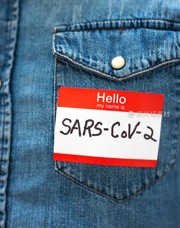 社交距离:男人胸前的标签上写着“SARS-CoV-2”