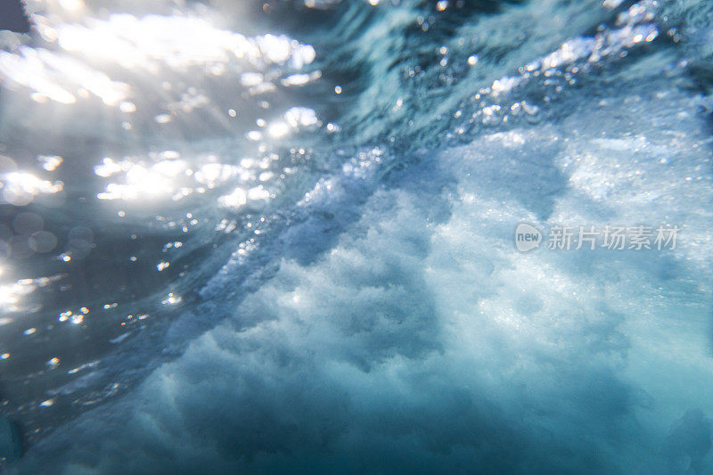 水下波。蓝色桶状波浪在海洋中撞击