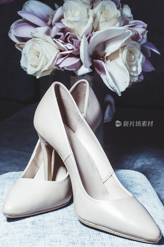 一双新娘高跟鞋和一束婚礼花束