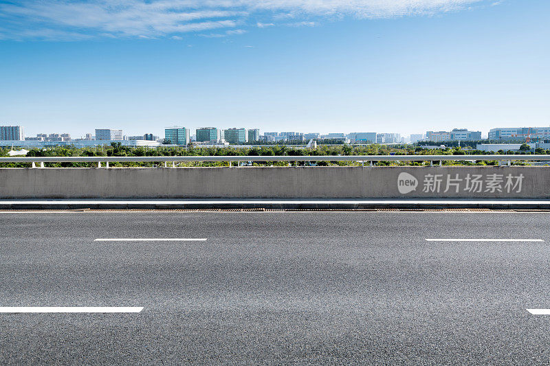 空荡荡的柏油路和城市里的建筑物