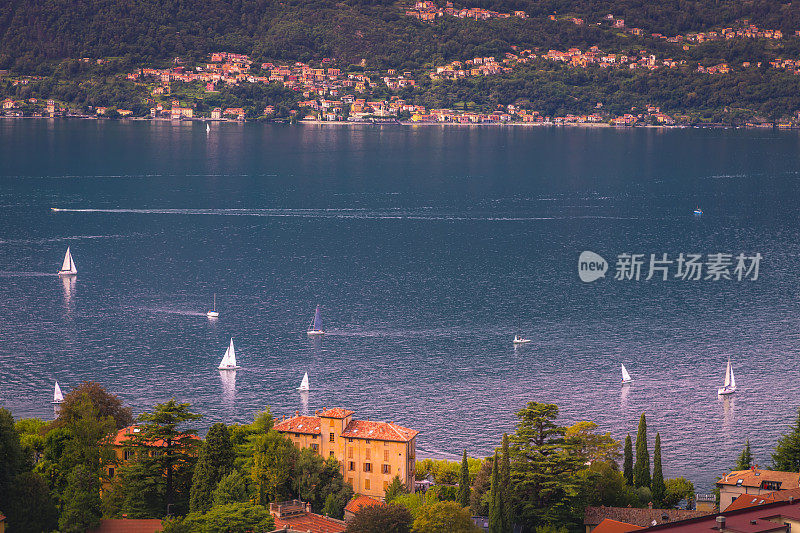 在日落时分航行在科莫湖和特伦蒂诺阿尔卑斯风景-伦巴第，意大利