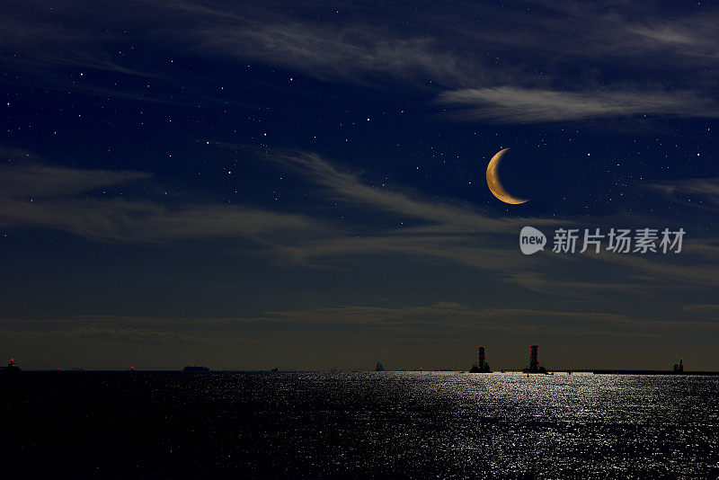 新月在东京湾地区升起。