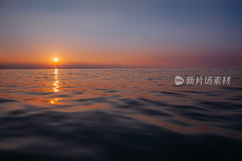 美丽的日落在密歇根湖，地平线在水面上