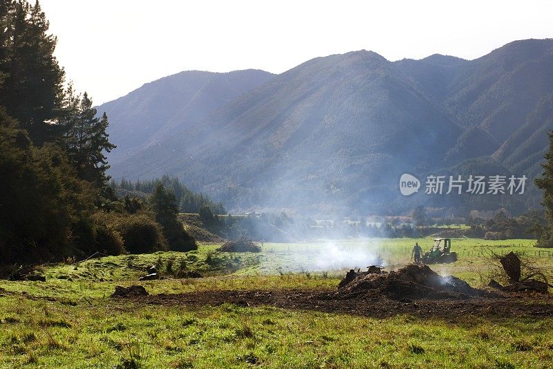 乡村场景中火被控制燃烧