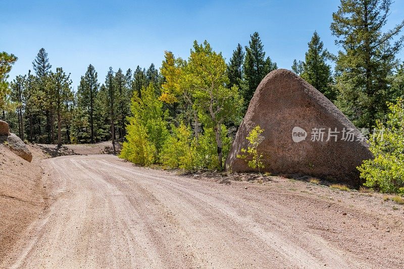 4x4土路与盲目的弯道和陡峭的悬崖与彩色刷沿道路