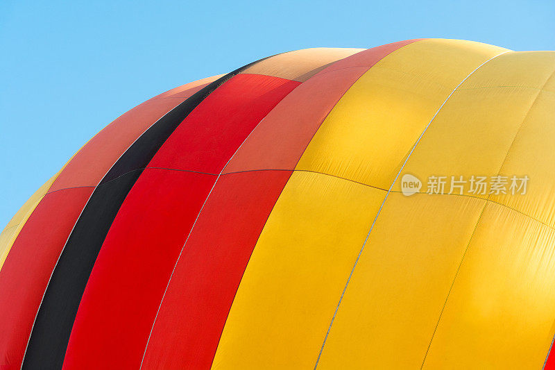 气球在高高的天空中飞翔。航空器特写。航空运动。燃烧的气体。鲜艳多彩的热气球。浪漫之旅