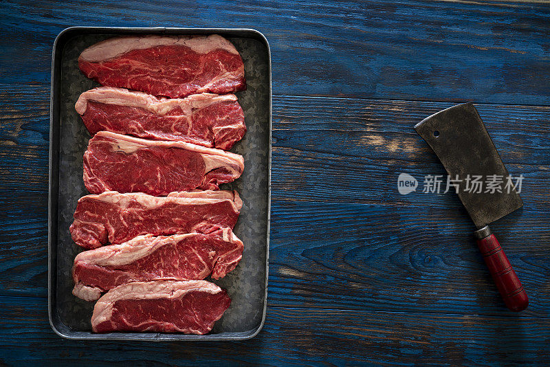 纽约牛排也无骨上腰牛排生牛肉排干燥的陈年牛肉