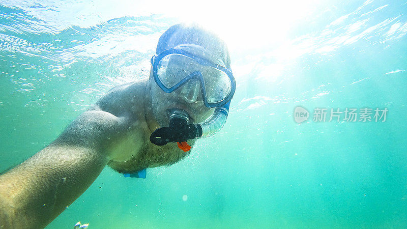 夏天，在法国布列塔尼海岸的浅水里浮潜的人