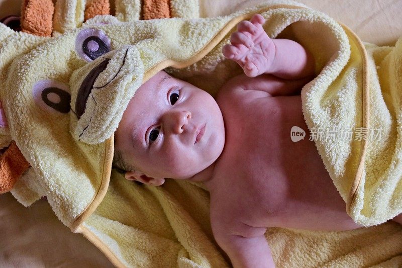 小婴儿沐浴后穿着浴衣或毛巾