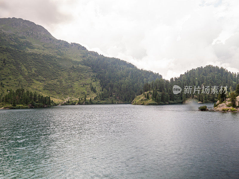 瑞士格劳宾登州的高山湖