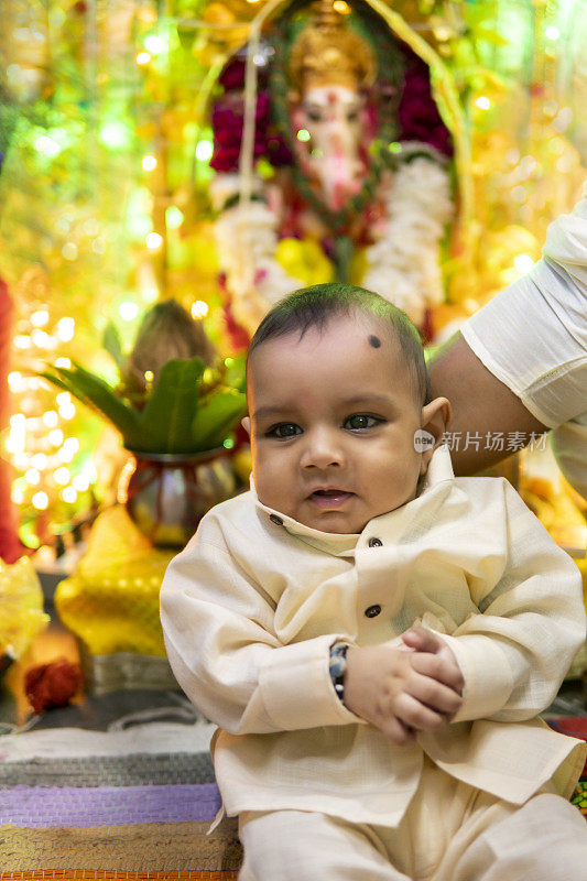 印度小婴儿庆祝象头神节。