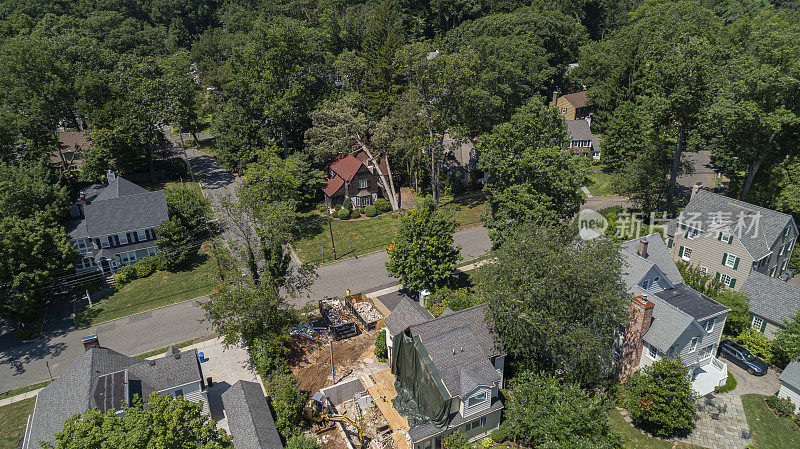 郊区一场危险大风的后果。一场风暴过后，一棵树倒在了新泽西州一个小镇的一所房子上，并摧毁了屋顶。