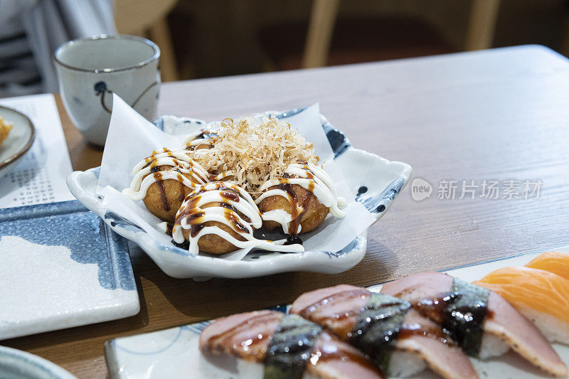 餐厅里的日本料理叫章鱼烧