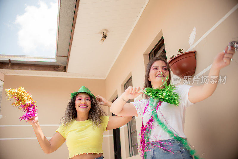 大流行期间在家里举行狂欢节。在巴西的狂欢节。