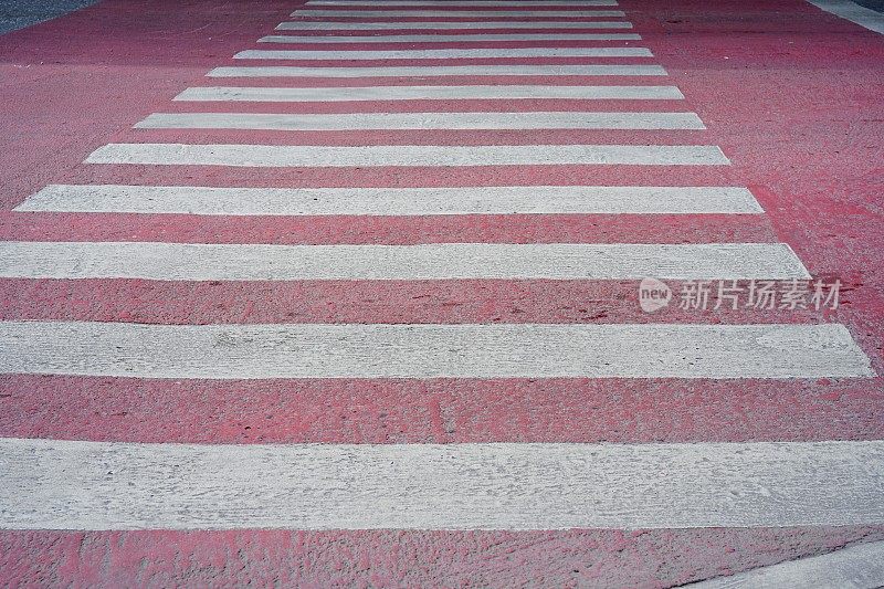 红白斑马线过马路