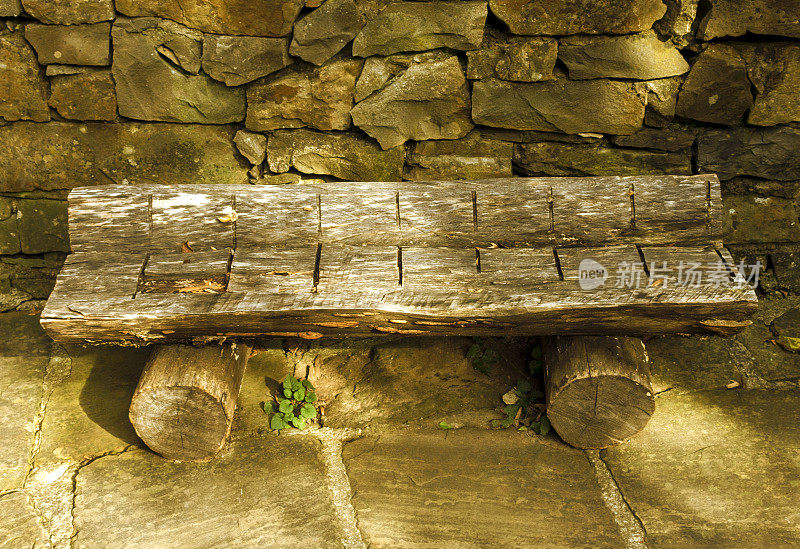 村里院子里的手工木凳
