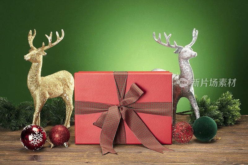 绿色背景的红色圣诞礼盒。圣诞节和元旦。