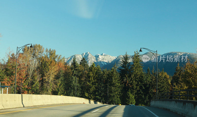 加拿大北岸山脉附近的高速公路