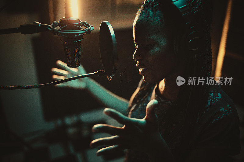 非裔美国女歌手在音乐工作室录制歌曲
