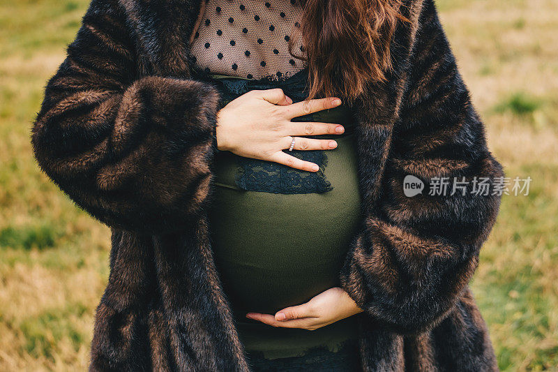 孕妇摸着她的腹部照片