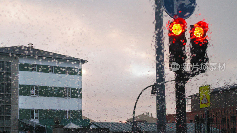在雨天开车，停红绿灯，雨滴。