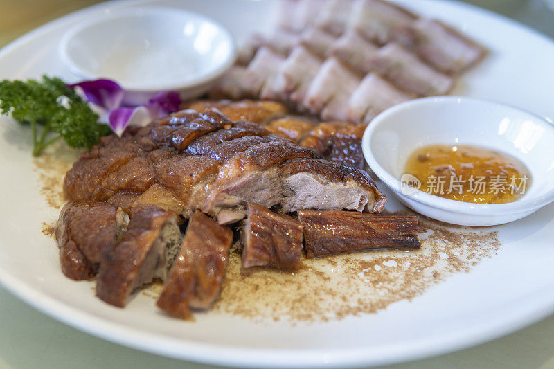 广东烧味的特写:烧猪肉和烧鹅