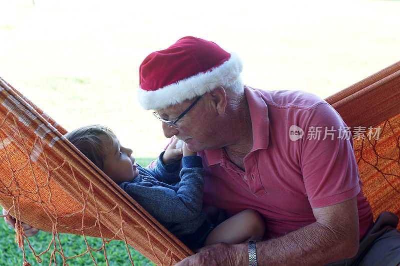 戴圣诞帽的爷爷和孙子