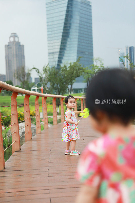 一名中国女孩在她姐姐出现在前台时转过头来