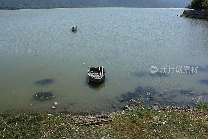 一个老空船站在湖边在Golyazi，废船