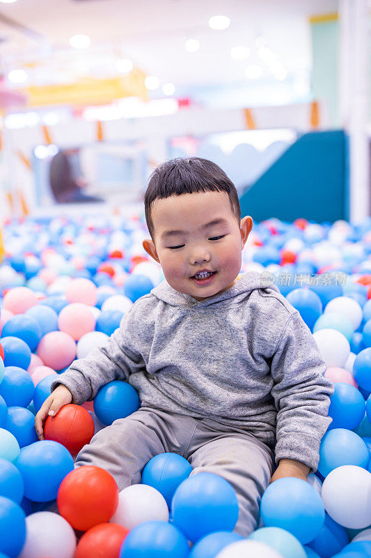 快乐的小男孩在操场上滑