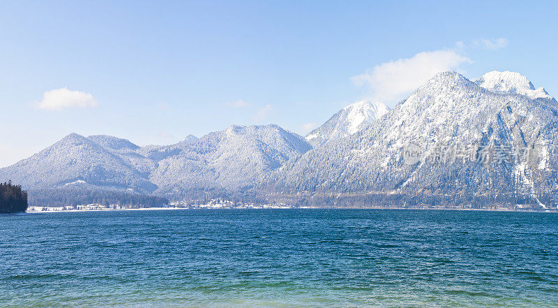 瓦尔岑湖积雪覆盖的赫尔佐格斯坦德山全景