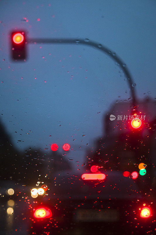 城市在雨天开车。