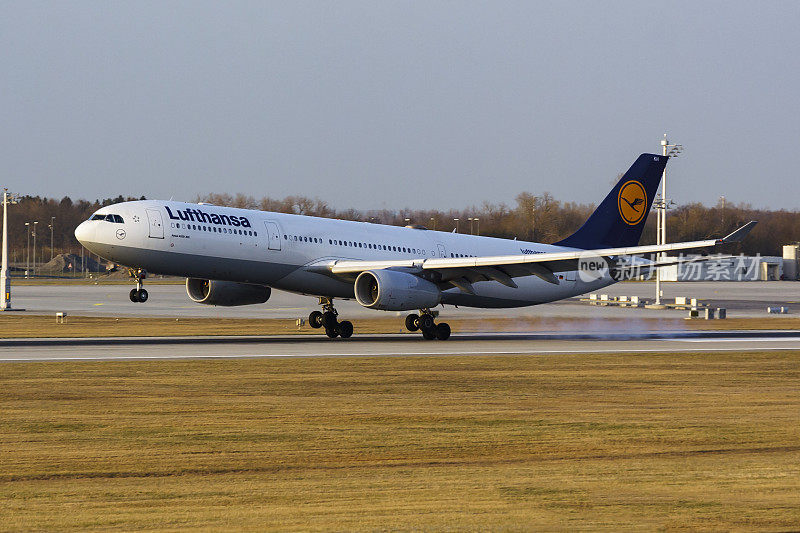 汉莎航空公司的客机在机场。飞行旅行日程。航空和飞机。航空运输。全球国际运输。飞和飞行。和着陆。