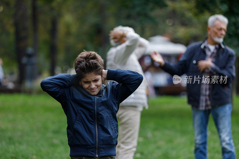 一对相爱的老夫妇正在经历一段严肃的关系，并在进行一场严肃的辩论。