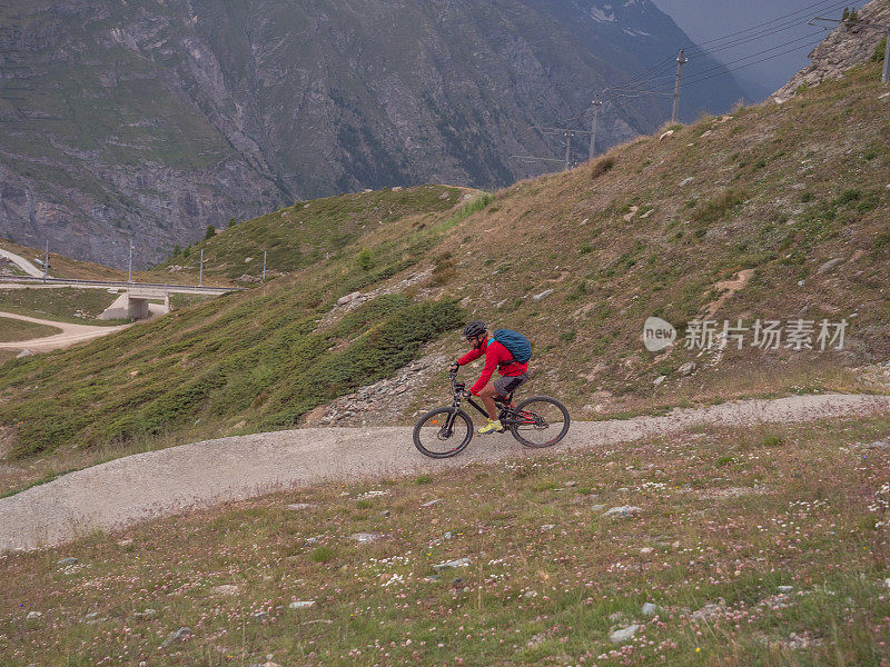 夏天，山地自行车手沿着小路骑行