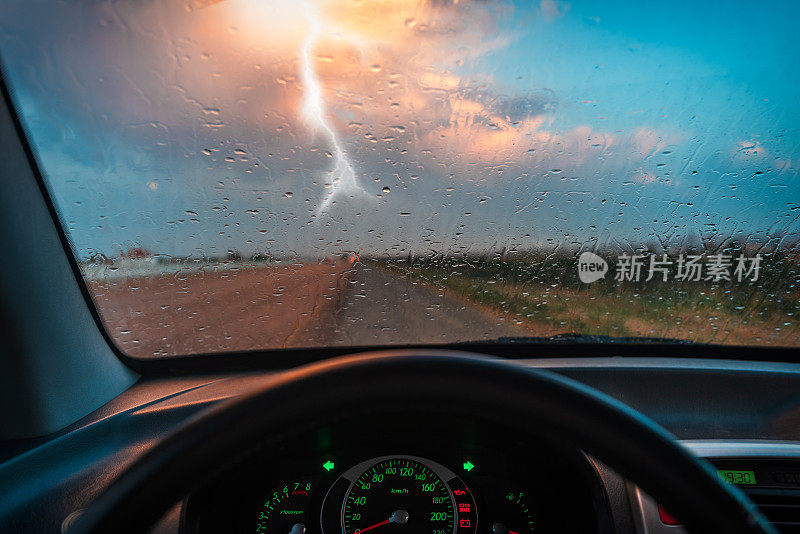 雨滴落在汽车的挡风玻璃上