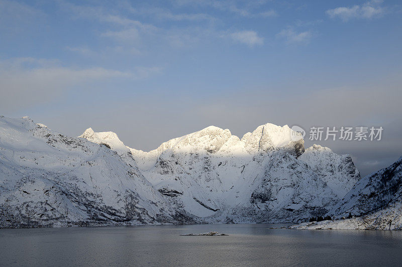 Hamnoy村的山景