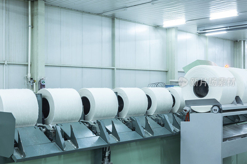 在一家工厂的纺纱生产线上的棉花集团