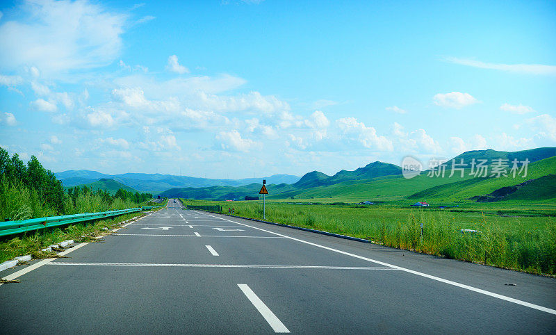 汽车在柏油路上行驶